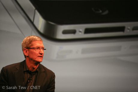 2011年にVerizon版iPhoneを発表したときのTim Cook氏