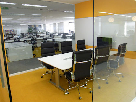 　こちらは黄色を基調とした会議室。ガラスに書かれているのは歌手マイケル・ジャクソンの言葉だ。