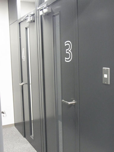 　携帯電話用のブースは計4室。中には立った姿勢でも利用できる小さな机が備え付けられている。