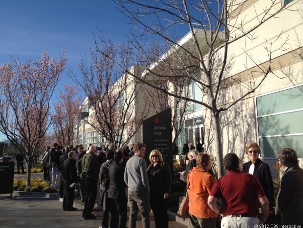 Appleの年次株主総会を前にカリフォルニア州クパチーノにある同社キャンパスで会場入りを待つ株主ら