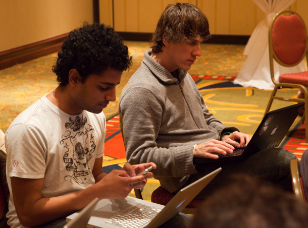foursquare共同創業者Naveen Selvadurai氏（左）とDennis Crowley氏