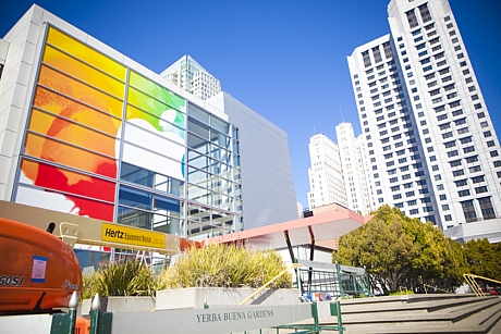 　Appleは、米国時間3月7日に開催するイベントに向けてサンフランシスコにあるYerba Buena Center for the ArtsのNovellus Theaterにおいて準備を既に開始している。同イベントでは、次世代「iPad」の発表が予想されている。ここでは、会場準備の様子を写真で紹介する。