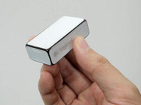 見た目は消しゴム、プレゼンにも使える超小型無線マウス「Cube」