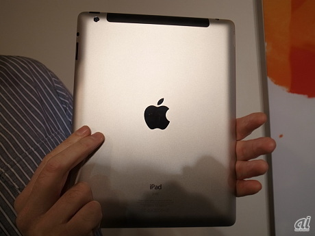 「Wi-Fi＋4Gモデル」の背面。これまでのiPad/iPad 2と同様に、上部のデザインがWi-Fi版と異なる。