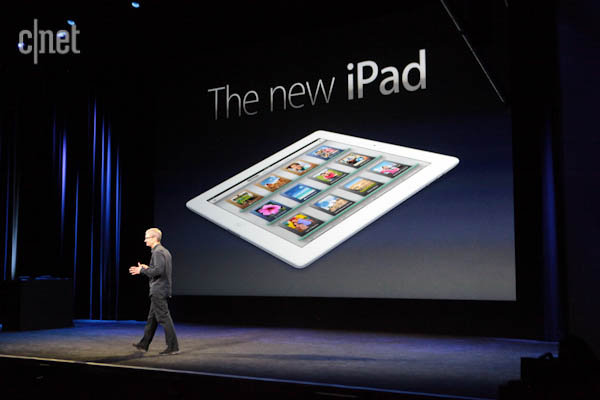 新しいiPadをイベントで披露するAppleの最高経営責任者（CEO）Tim Cook氏