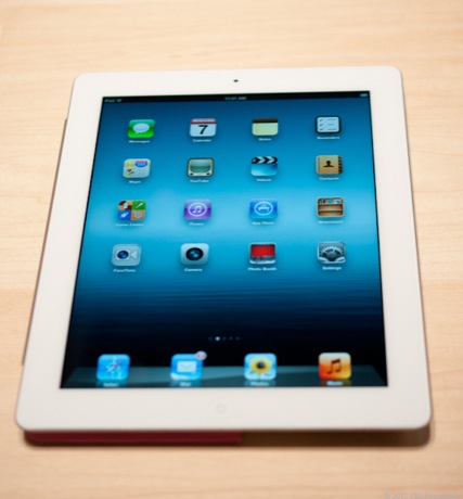 　名称は、予想されていた「iPad 3」でも「iPad HD」でもなかった。第3世代のApple製タブレットは、公式には「新しい」iPadと呼ばれている。米CNETでは、Appleの発表イベントにおいて同タブレットを手にする機会に恵まれた。ここでは、その様子を画像で紹介する。
