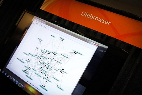 　「Lifebrowser」は、その名前自体が説明になっている。Lifebrowserは「情報、予定、写真、活動」のポートフォリオで、これには「何日、何カ月、何年もの間に行ってきた、ウェブの検索と閲覧の履歴」が含まれている。このソフトウェアは、過去の重要な出来事に基づいて、簡単に操作できる「記憶の目印」の見出しを自動的に作成してくれる。Lifebrowserについては、この動画で詳しく説明されている。