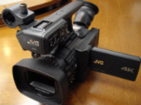 JVC、重さ1.67kgのハンドヘルド型の4Kビデオカメラを発表--4枚のSDカードに分割記録
