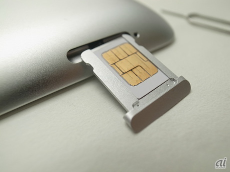 SIMを取り出したところ。初代からiPad 2、新しいiPadともに共通で使える。