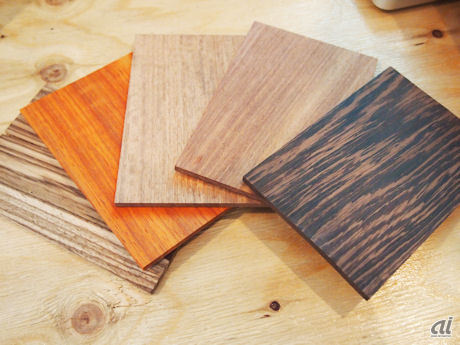 　加工用に、さまざまな種類の木板が用意されている。このほかアクリル板やノートなども取り扱っており、1枚500円から購入出来る。