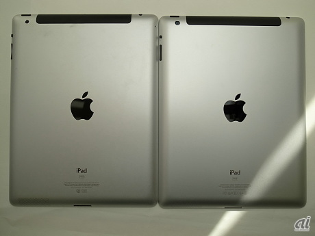 まずはiPad 2（左）と新しいiPad（右）の背面を比較してみた。パッと見た程度では違いがわかりにくい。