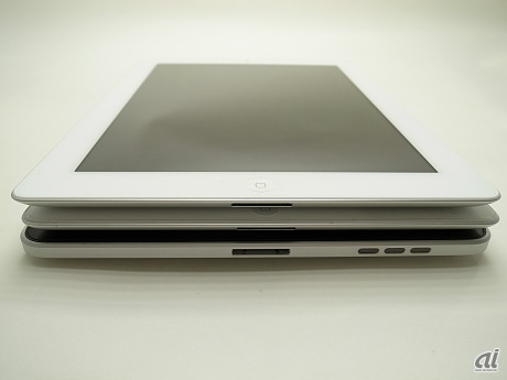 初代iPad（下）、iPad2（中央）、新しいiPad（上）と3台を重ねてみた。もっとも厚みがあった初代のスピーカーの位置は、ふちの部分だった。