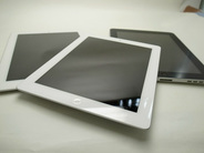 「新しいiPad」開封の儀--初代iPad、iPad 2との比較も