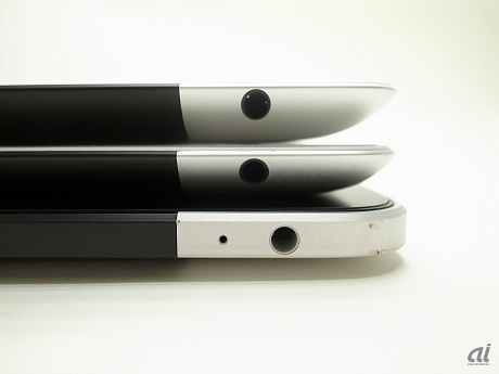 イヤホン端子。初代のiPadにはイヤホン端子の隣にマイクがある。iPad 2以降は天辺に移動している。