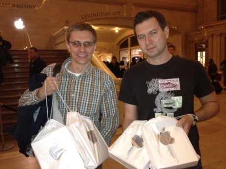 　ロシアのAnton Sazanovさん（左）とAndrey Smimovさんは、米国旅行を利用して、グランドセントラル駅のApple Storeに立ち寄り、商品を手にした。