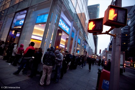　ニューヨーク市5番街にあるApple Storeでは、寒い中にもファンが朝から行列を作っている。列は通りの角を曲がってもまだ伸びている。