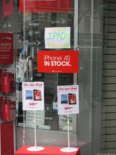 　ブロードウェイと93丁目の角にあるRadio Shackでは、新iPadの在庫が10台しかなく、瞬く間に売り切れた。