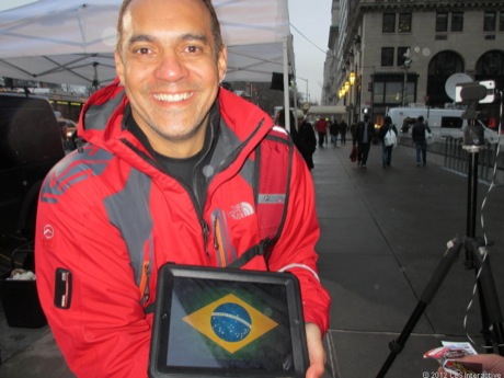 　新しいiPadを買うためにブラジルからやってきたというEric Laddさん。ニューヨーク市5番街のApple Storeで最初に製品を手にした人の1人。