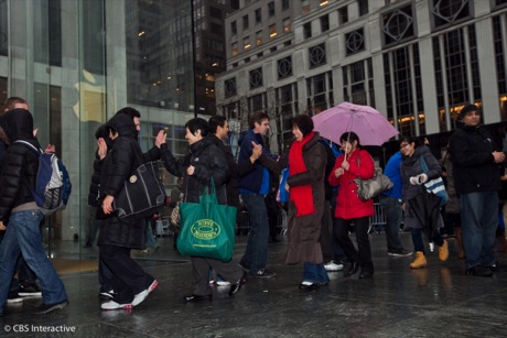 　ニューヨーク市5番街のApple Storeで、店員のハイタッチを受けながら列が店舗内に招き入れられる様子。