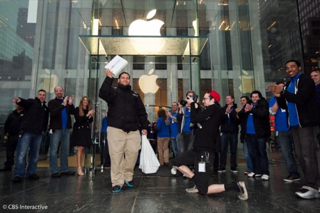 　ニューヨーク市5番街にあるApple Storeから、新iPadを手にした顧客が最初に出てきたところ。