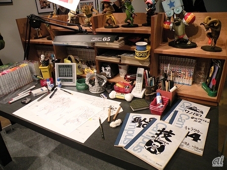 部屋の中央には、忠実に再現された尾田氏の仕事机が置かれている。
