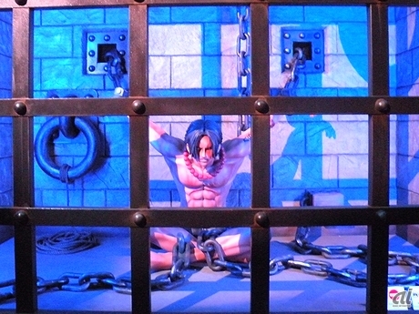 モニター室の先で待っているのが、インペルダウンの最深部LEVEL 6の牢獄で囚われの身となっているエースの実物大フィギュア。漫画で描かれている影まで忠実に再現している。