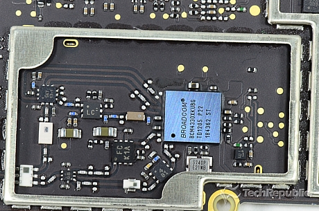　Bluetooth 4.0+HSおよびFMトランシーバが統合された、Broadcomの「BCM4330」802.11a/b/g/n（MAC／ベースバンド／無線）。