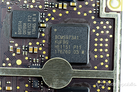 　Broadcomの「BCM5973」I/Oコントローラ（「BCM59731A1 KUFBG HE1151 P11 176760 03 W」）。