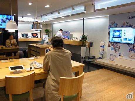 江南駅に直結した地下1階のショップ。ここでも机に座ってゆったりと体験できるスペースが設けられている。