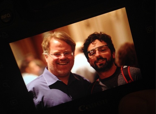 Robert Scoble（左）とGoogleが開発中の拡張現実メガネを着手する同社共同創設者Sergey Brin氏