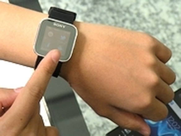 腕時計感覚でXperiaを簡単操作--「SmartWatch MN2」