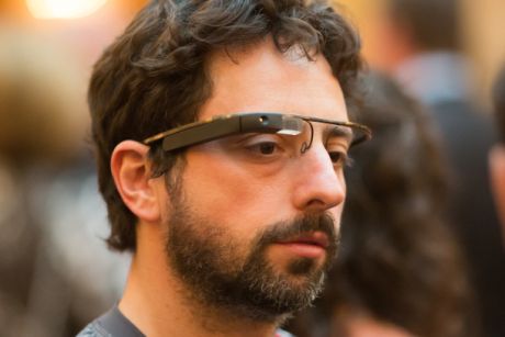 米国時間4月5日に開催されたチャリティーイベントで、拡張現実メガネを装着しているGoogleの共同創設者のSergey Brin氏。