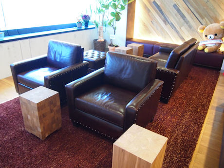 　エントランスには来客者用のソファーも完備。