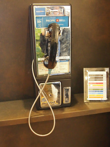 　この外国製の公衆電話、実は受付の電話だという。