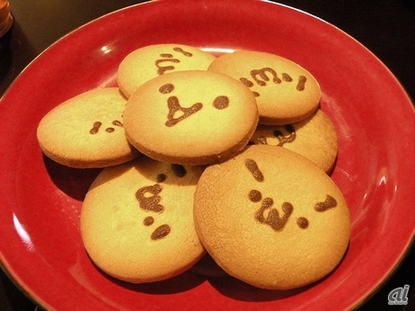 　ネットユーザーにはお馴染みの「（´・ω・｀）」や「（｀・ω・´）」などの顔文字が描かれたクッキー（4枚セットで300円）。