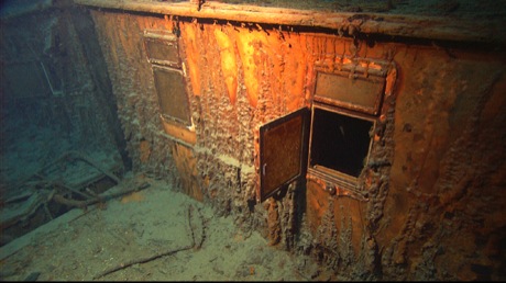 　2004年6月1日の調査中に遠隔操作探査機Herculesから見た、Titanicの船首部ボート甲板の左舷前部接合部。