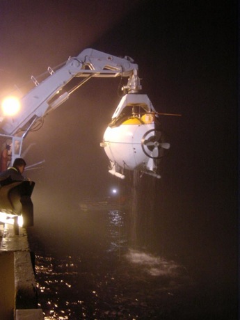 　Robert Ballard氏が1985年9月1日にTitanicの残がいを発見して以来、数多くの旅行者や科学者、沈没船引き上げ業者、映画製作者が沈没現場を訪れている。ここに写っているのはロシアの深海潜水艇「Mir」で、2003年にTitanicの調査を終えて回収されるところだ。