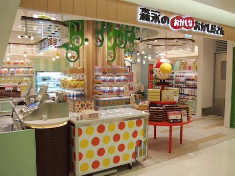 　もう１つの店舗は森永製菓の「森永のおかしなおかし屋さん」だ。同社の「チョコボール」のマスコットキャラクターである「キョロちゃん」が見える。