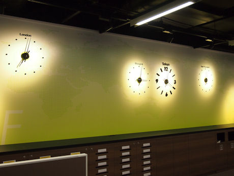 　世界地図の描かれた壁には、東京のほか、ロンドン、上海、サンフランシスコの時刻を示す時計が。
