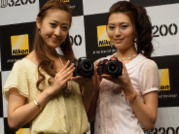 ニコン 2400万画素の一眼レフカメラ ニコン D30 スマホから操作も可能 Cnet Japan