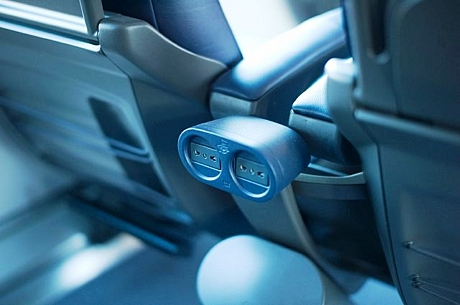 　乗客は、車内に設置されているWi-Fiと電源コンセントを利用できる。