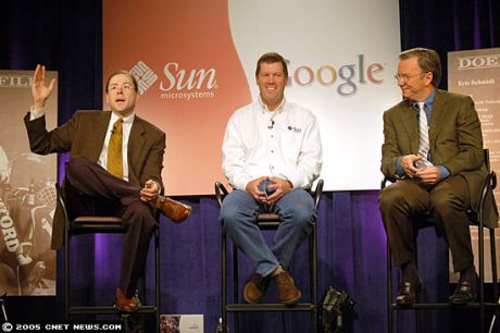 良き時代。SunとGoogleは2005年、Javaに関して提携した。当時にSunのプレジデントであったJonathan Schwartz氏、CEOであったScott McNealy氏（中央）、GoogleのCEOであったEric Schmidt氏。大々的に発表された提携は、最終的にはその勢いを失っていった。
