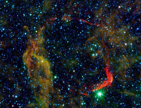 　Spitzer宇宙望遠鏡とWide-field Infrared Survey Explorer（WISE）による赤外線画像を合わせたのが、この「RCW 86」の画像だ。RCW 86は、記録上最古の超新星（爆発した恒星）で残されたちりだとされている。