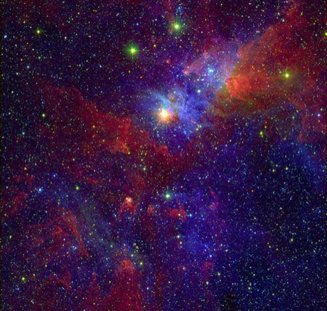 　この写真の中央上部にある「りゅうこつ座イータ星」（イータ・カリーナ）は、質量は太陽の100倍を超え、明るさは100万倍になるという、銀河系内にある大質量星の1つだ。この写真は可視光と赤外線のスペクトルの合成画像で、青く見える部分はちりに隠されていない領域だ。一方、赤く見えている領域は、可視光ではちりの暗い雲で隠されている。

　最近のX線と赤外線での観測によって、「カリーナ星雲」のちりで覆われた領域に複数の大質量星が新たに見つかった。これは、カリーナ星雲で起こる超新星爆発の数が、従来考えられていた数の2倍になることを示唆している。
