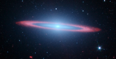 　星の形成は、衝撃波や恒星風、紫外線放射を通して、銀河構造の形成にも役立っている。近傍にある「ソンブレロ銀河」を撮影したこの写真では、IRACは比較的高温のちりが集まった印象的な円盤（赤く見える部分）を示している。この円盤は、銀河中心部のバルジ（青く見える部分）周辺での星形成によって生じたものだ。ソンブレロ銀河はおとめ座にあり、地球から2800万光年離れている。