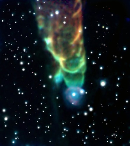 
　2003年に赤外線アレイカメラ（IRAC）を搭載して打ち上げられたSpitzer宇宙望遠鏡は、これまで宇宙空間に送られた中で最大の赤外線望遠鏡だ。米航空宇宙局（NASA）によれば、Spitzer宇宙望遠鏡の観測機器によって、科学者たちはちりの多い星誕生領域や、銀河中心部、成長中の惑星系など、可視光の光学望遠鏡では観測できない宇宙の領域を詳しく観測することができるようになったという。

　Spitzer宇宙望遠鏡は、打ち上げ時には搭載カメラの冷却液として液体ヘリウムを搭載していた。カメラの発する熱が、高温の天体が放射する赤外線の観測を妨げるためだ。この冷却液は予定通り徐々に減っていき、2009年に底を突いた。これは今から約1000日前にあたる。しかし、IRACはすべての赤外線センサが使えるわけではないものの、今でも撮影が可能である。

　このフォトレポートでは、Spitzer宇宙望遠鏡がこれまでに撮影した画像の一部を紹介する。

　この写真の星雲には「竜巻（Tornado）」というニックネームが付いており、緑に見えている光は、衝撃波を受けた水素分子から発せられたものだ。若い恒星から吹き出した物質のジェットが周囲のガスやちりの中に衝撃波を引き起こして発生したと考えられている。
