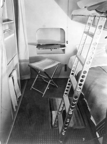 　Hindenburgには当初、2つのベッドが設置された、面積わずか78インチ（約198cm）×66インチ（約167cm）の客室が25室設けられていた。その後、9室の客室がデッキBに追加され、乗客の定員数がさらに20人増えた。