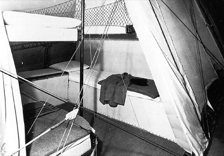　飛行船の後部に設けられた寝台式の乗組員室の写真。