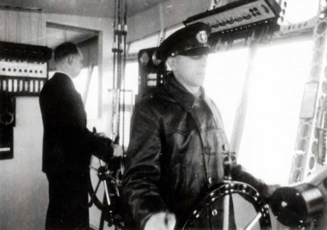 　1937年5月6日、ニュージャージー州レイクハーストでHindenburgの着陸準備を始めるためにかじを取るMax Pruss船長。
