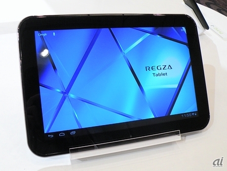 Android 4.0とクアッドコアCPU「NVIDIA Tegra 3」を搭載した東芝製タブレット「REGZA Tablet AT500/26F」。約10.1インチのIPS液晶には、東芝独自の映像補正技術「Resolution＋」が搭載されており、高精細で色鮮やかな映像を視聴できる。また「au ID」を使って「auスマートパス」や新サービス「ビデオパス」などを利用可能だ。